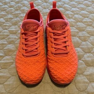 APL running shoe / sneakers